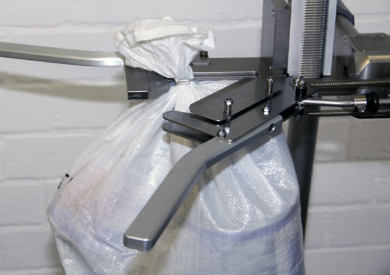 عکس کلیپس زن کیسه در حین کار