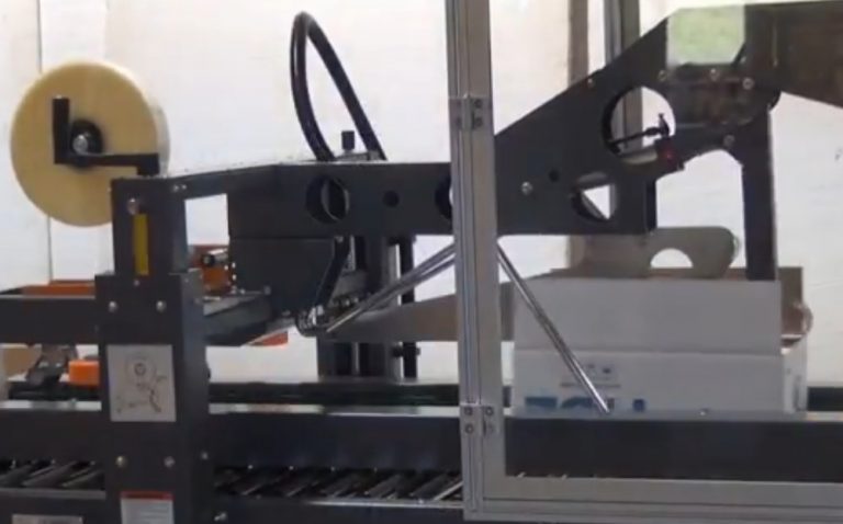 عکس کارتن چسب زن اتوماتیک در حین کار