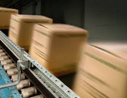 عکس کارتنها بر روی نوار نقاله بسته شده با دستگاه کارتن چسب زن کنِشی