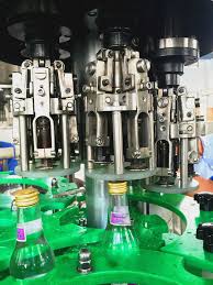 عکس دستگاه دستگاه درب بند نیمه اتوماتیک در حین کار