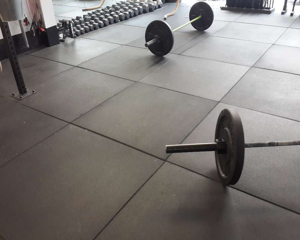 تصویر کفپوش ورزشی لاستیکی در یک باشگاه