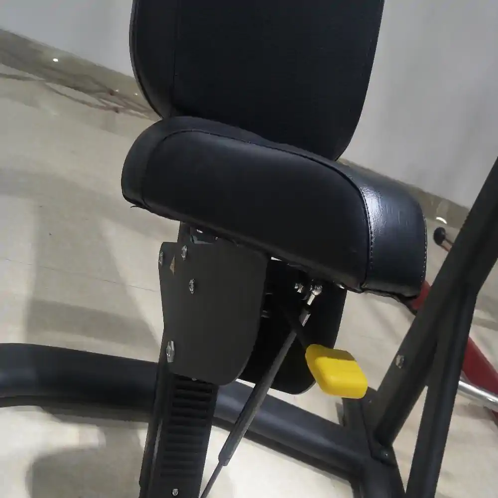 عکس صندلی دستاه پرس سینه نشسته