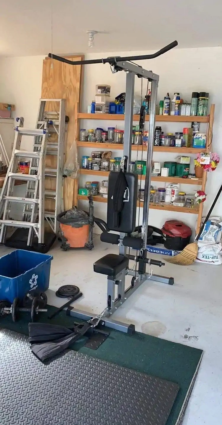 عکس دستگاه سیم کش در یک باشگاه ورزشی