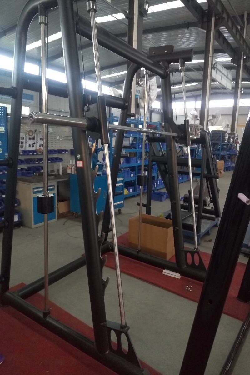 عکس دستگاه اسمیت اچ 20 داخل باشگاه