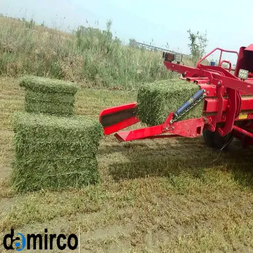 بیلر در حال بسته کردن