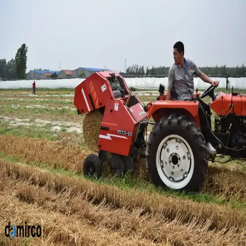 تصویر بیلر در حال کار روی یک زمین