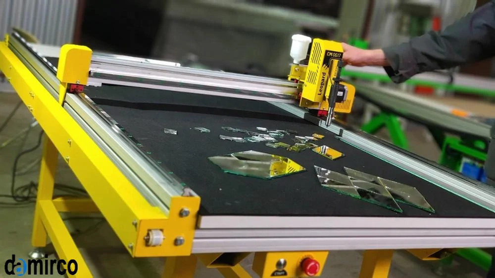 عکس دستگاه برش سی ان سی در حین برش آینه