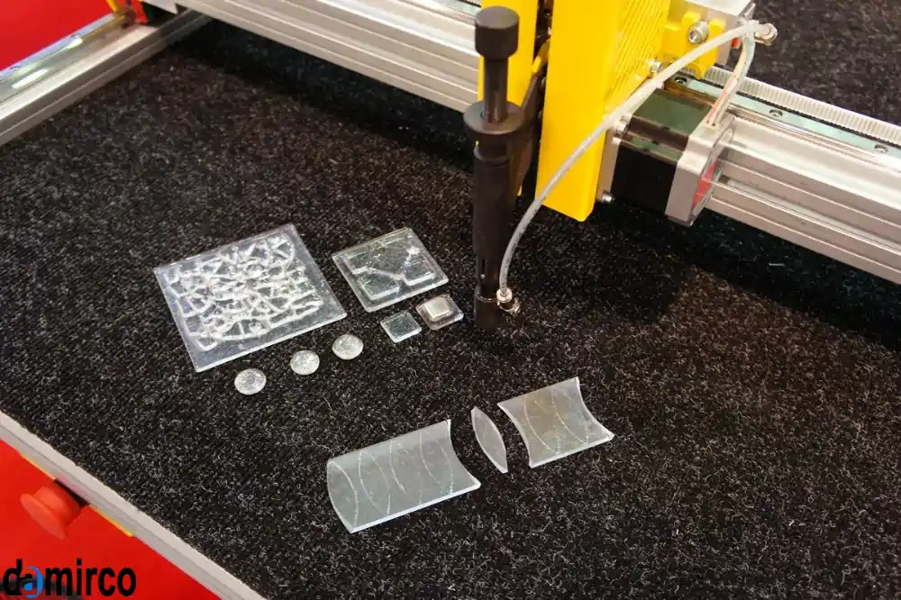 عکس دستگاه برشی سی ان سی شیشه در حین برش پلکسی