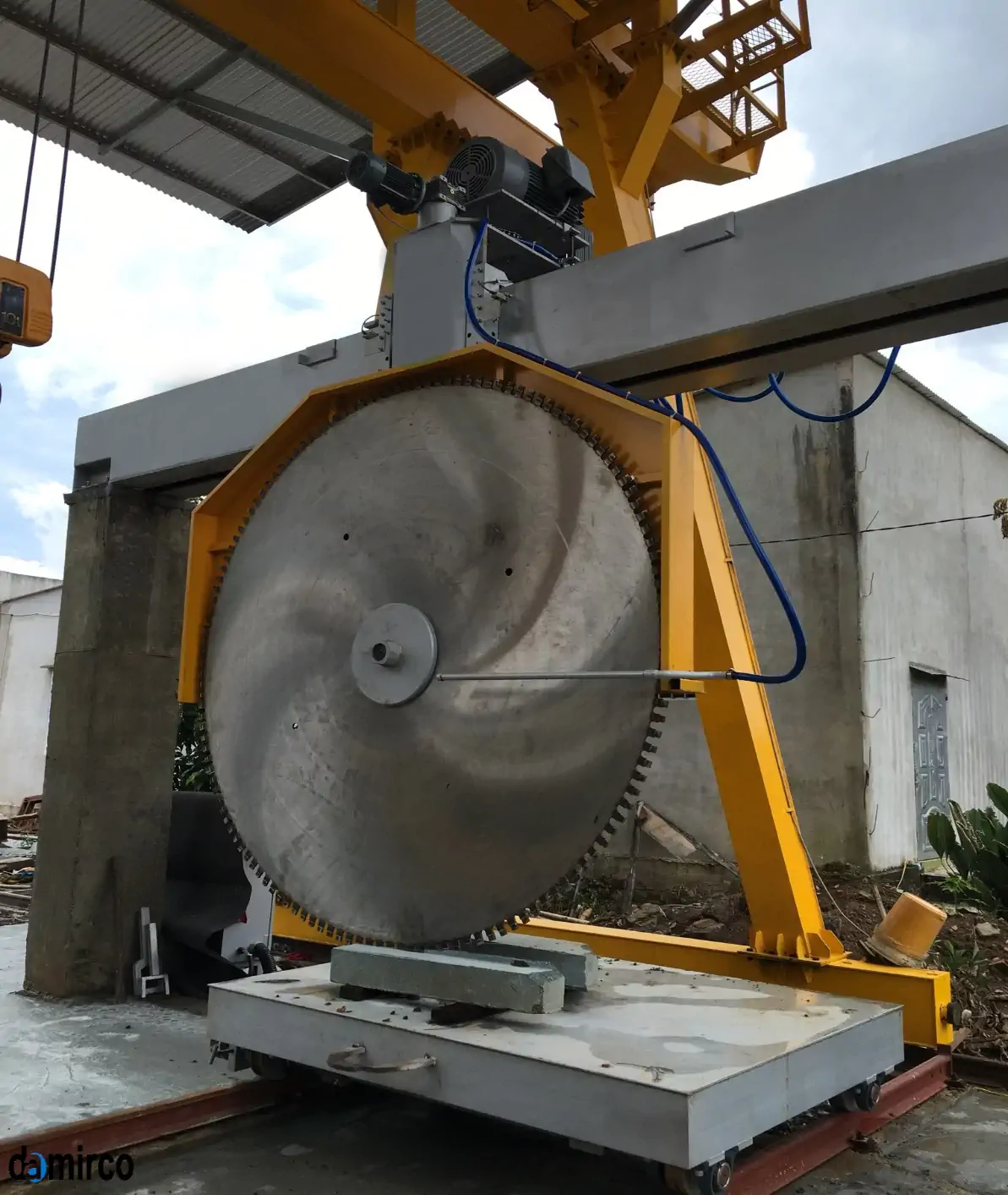 عکس دسته برش سنگ نصب شده در محل