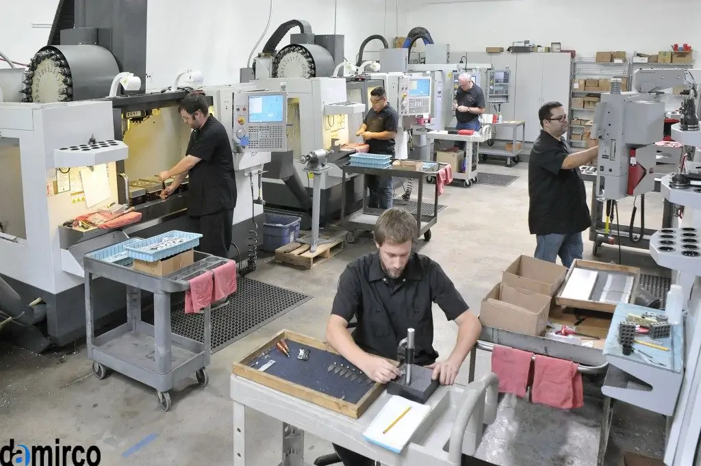 تصویر یک کارگاه ساخت پرکن مایعات