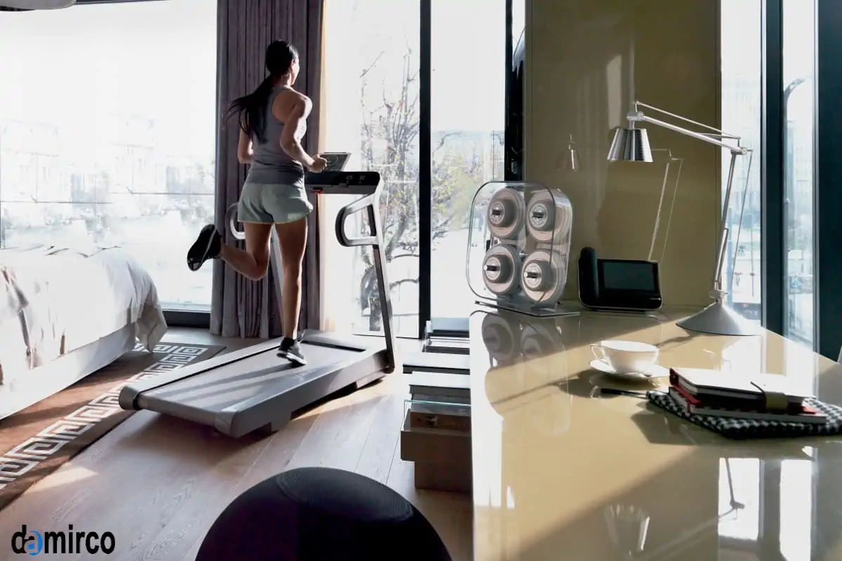 یک ورزشکار در حال دویدن روی ترد میل