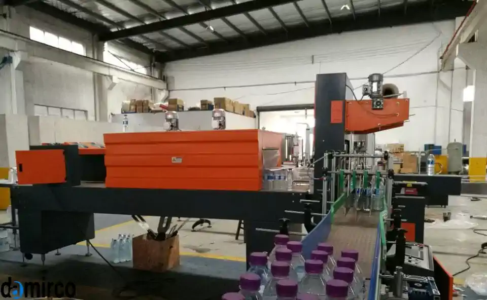 عکس 2 دستگاه شیرینگ بطری در حین کار